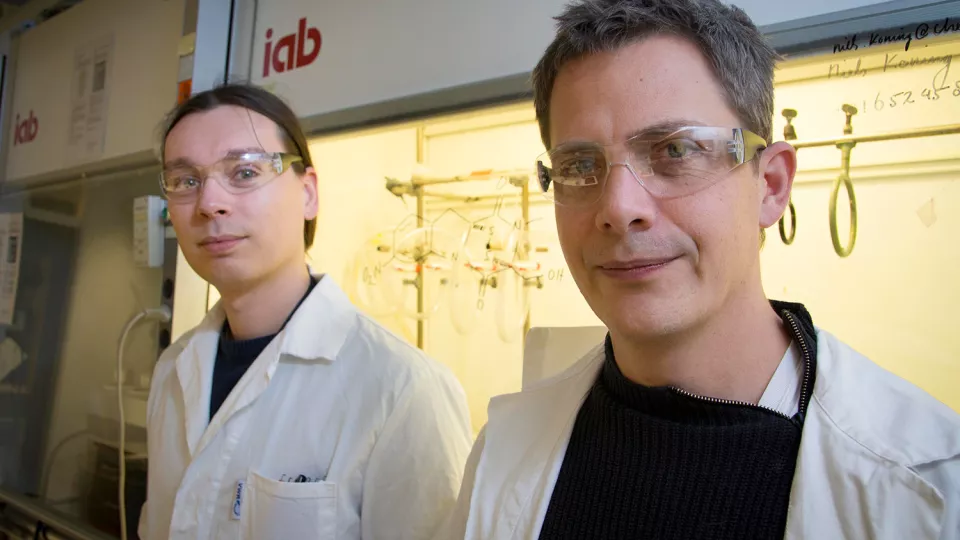 Two researchers in a laboratory. Photo.