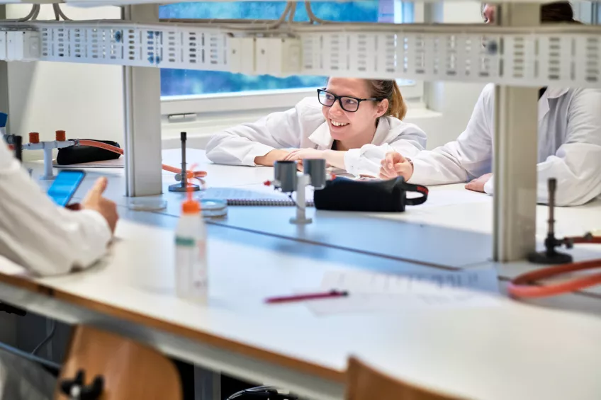 Students in a laboratory. Photo: Håkan Röjder.